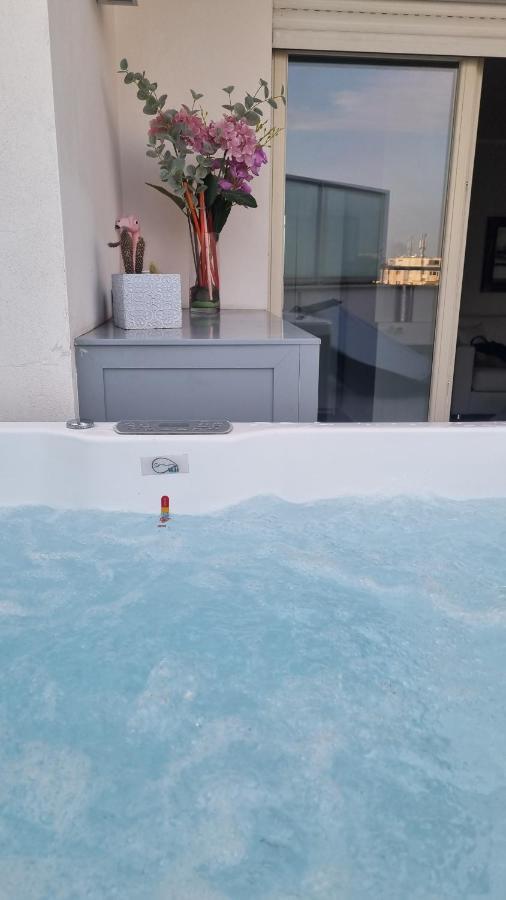 Penthouse 40 In Trastevere With Seasonally Jacuzzi Roma Ngoại thất bức ảnh