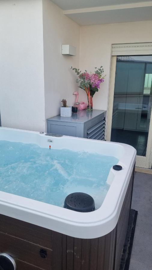Penthouse 40 In Trastevere With Seasonally Jacuzzi Roma Ngoại thất bức ảnh